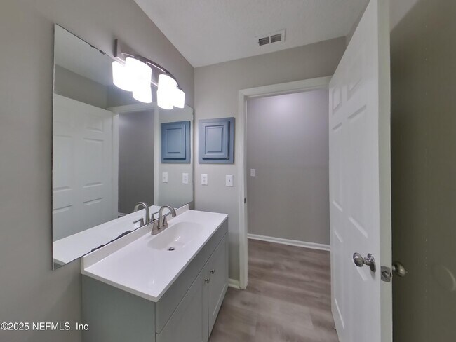 Building Photo - 1020 Woodbridge Hollow N