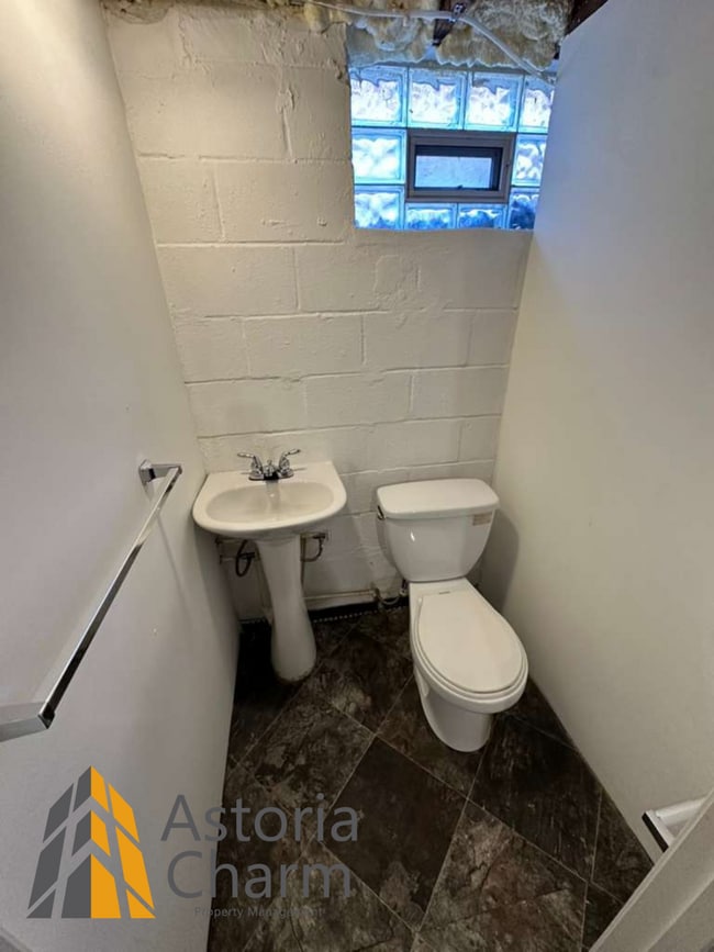 Building Photo - 3 Bedroom Home with Finished Basement, Parking, and Fenced Yard