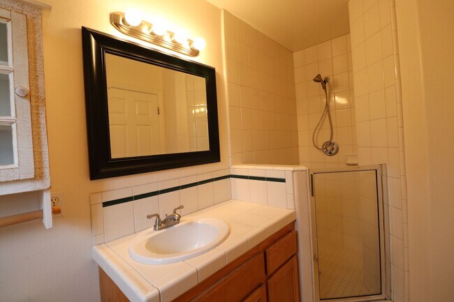 Building Photo - Lovely Cottonwood Glen Townhome