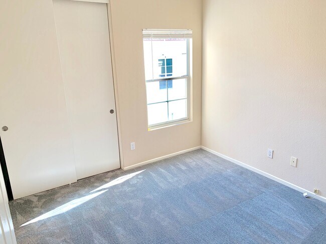 Building Photo - 1014 S Rossano Way