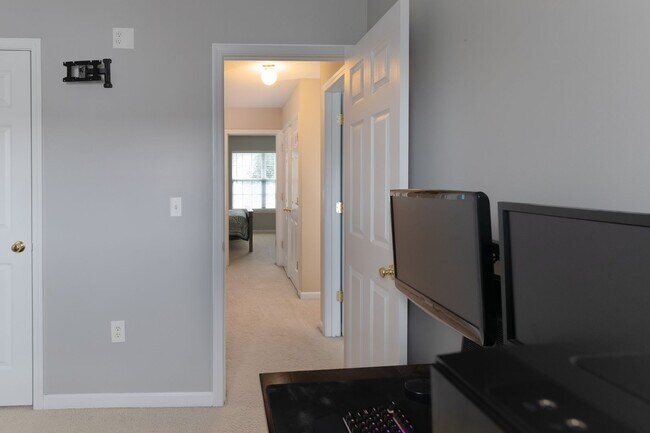 Building Photo - Spacious, well-kept 3 bedroom N Raleigh townhome with fenced back area!