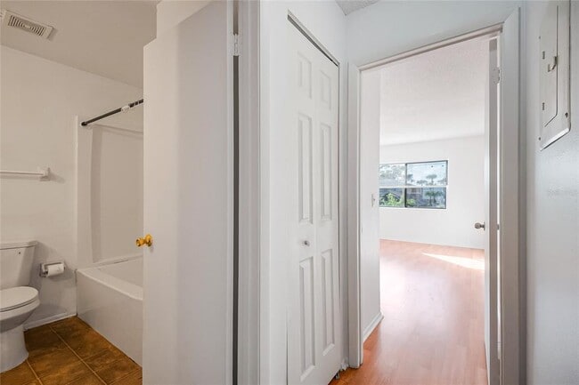 Building Photo - 646 Kenwick Cir