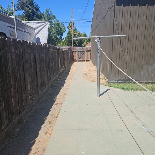 Building Photo - 2 Bedroom 1 Bath Home Recently Renovated
