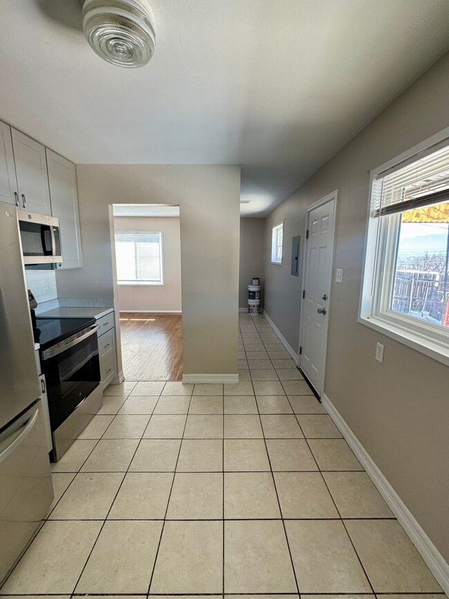 Building Photo - Updated 3 bedroom Centrally Located