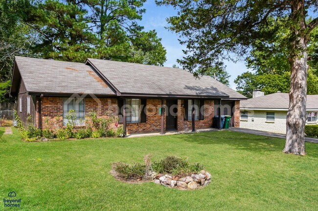 Building Photo - Charming 3 BR Brick Home with Upgraded Kitchen, Stone Fireplace & Sunroom in Little Rock