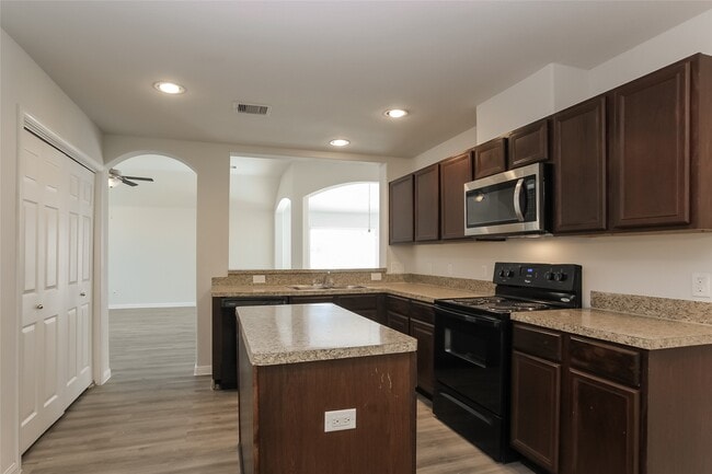 Building Photo - 13401 Raintree Dr