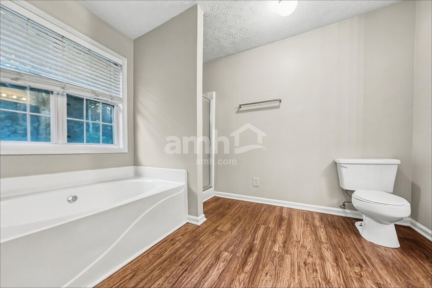 Building Photo - 1500 Chalet Cir