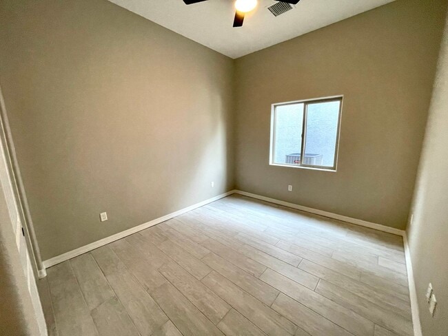 Building Photo - Beautiful 3 Bedroom Home on Desert Lakes Golf Course!