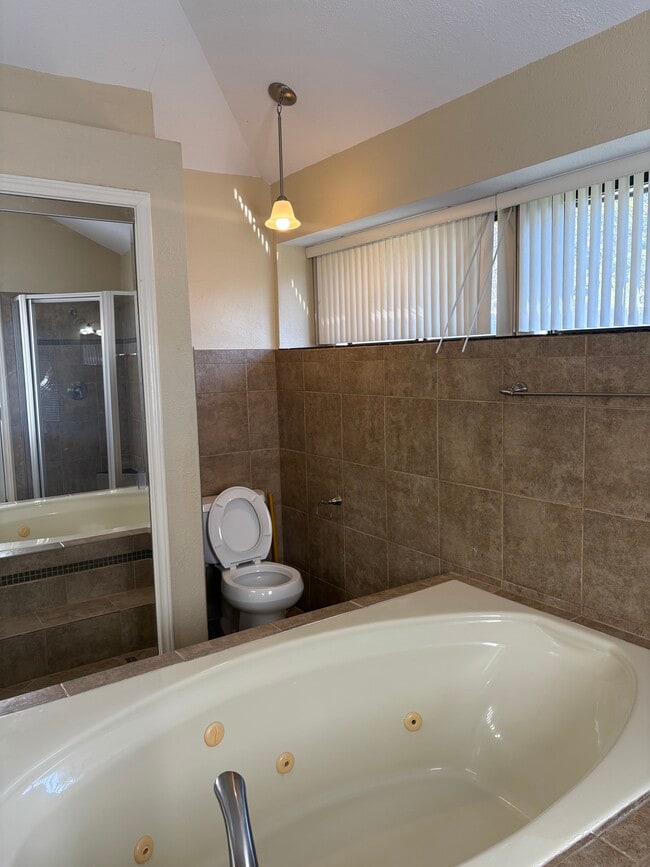 Building Photo - 106 Hollywood Dr