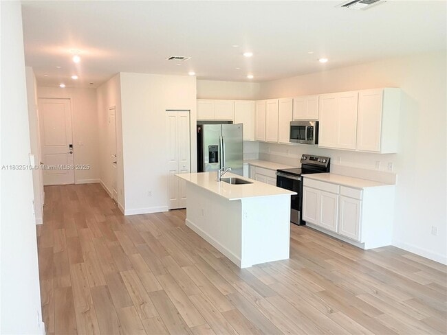 Building Photo - 329 SE Crossoak Ln
