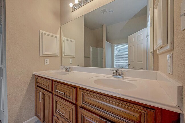 Building Photo - 722 Silver Creek Cir