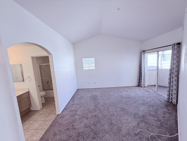 Building Photo - 2-Bed, 2-Bath Condo with Fireplace in San ...