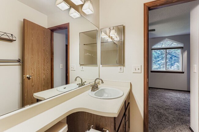 Building Photo - Wonderful 2BD/2.5BA Condo in Excellent Loc...