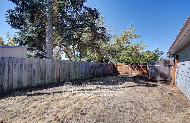 Building Photo - 2 Bedroom Home with Garage- Corner Lot!