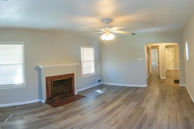 Building Photo - 2nd St., 829-831