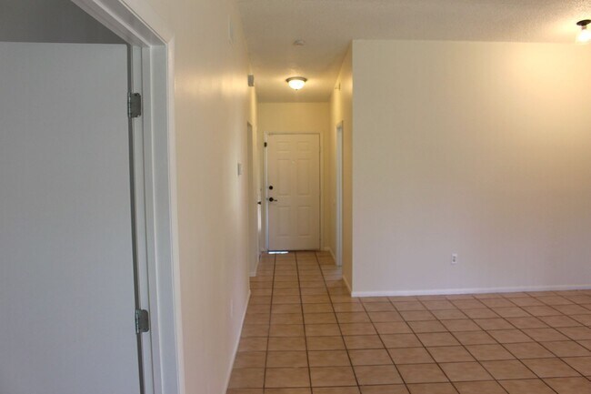 Building Photo - Lovely Home Available in the Royal Manor S...