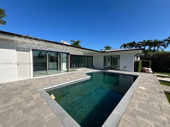 Building Photo - 2062 NE 121st Rd