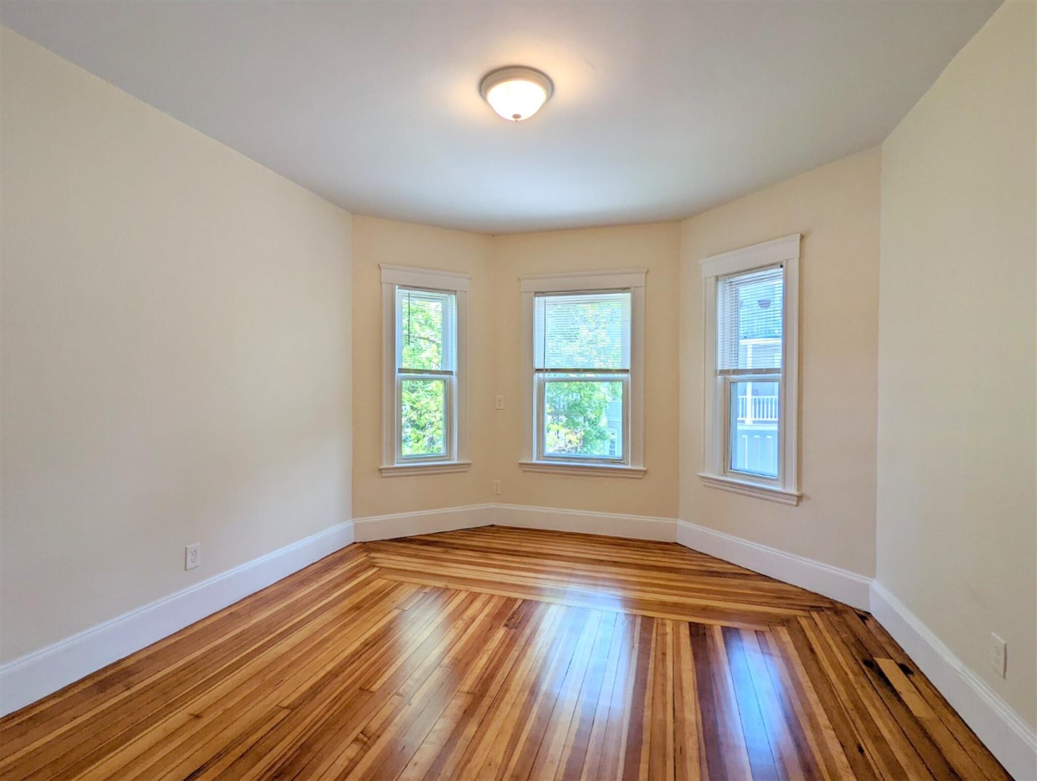 Building Photo - 8 Lowell Cir