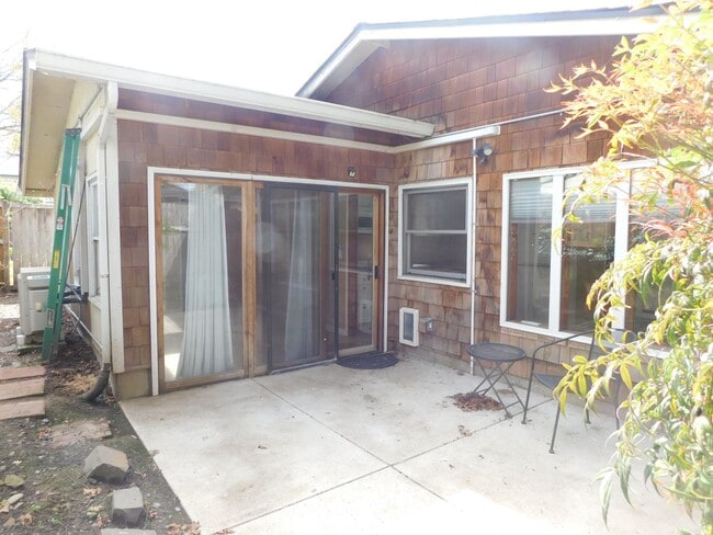 Building Photo - 2425cg