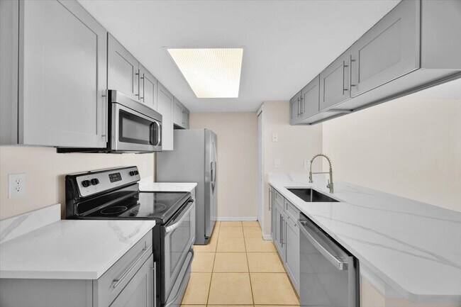 Building Photo - 2035 Royal Bay Blvd