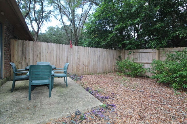 Building Photo - Updated 2BR/1.5BA End-Unit Townhome Near N...