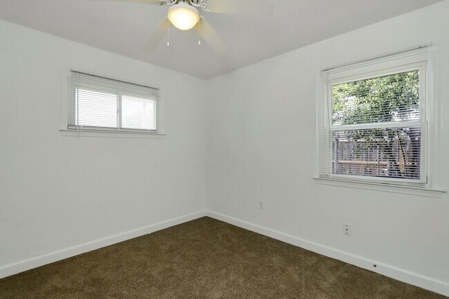 Building Photo - 1914 Somerville Dr