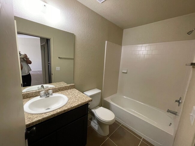 Building Photo - 3 Bedroom Townhome in Desert Sky!