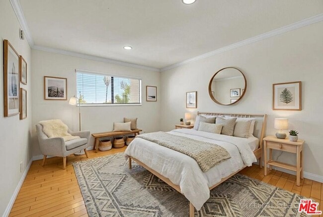 Building Photo - 532 N Rossmore Ave