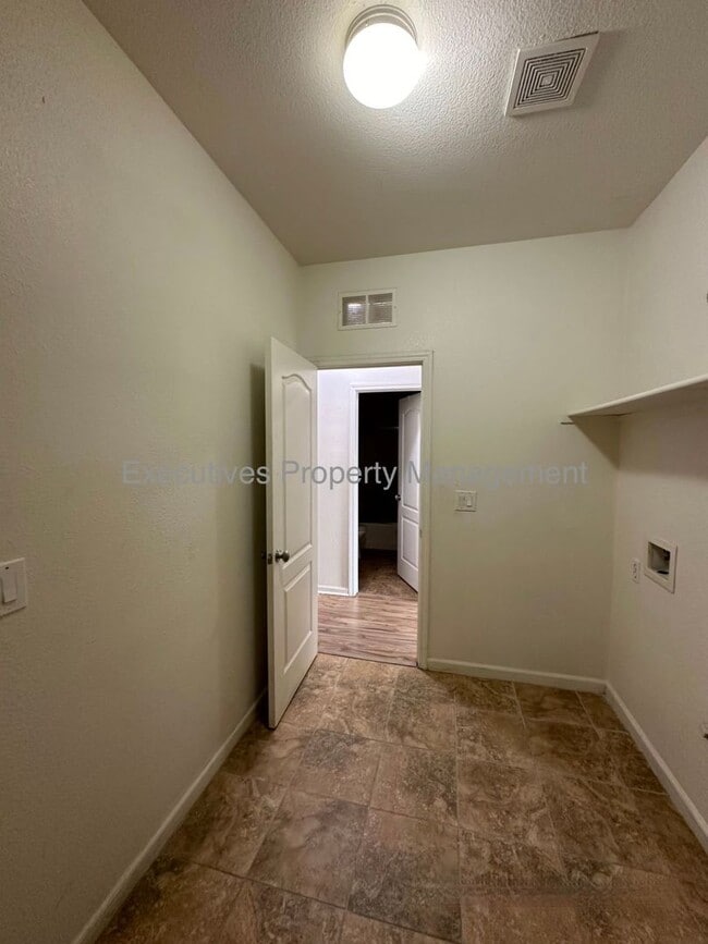 Building Photo - 182 Oleander Dr