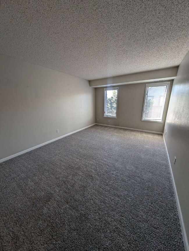Building Photo - "Charming 2-Bed, 2-Bath Condo in Englewood...
