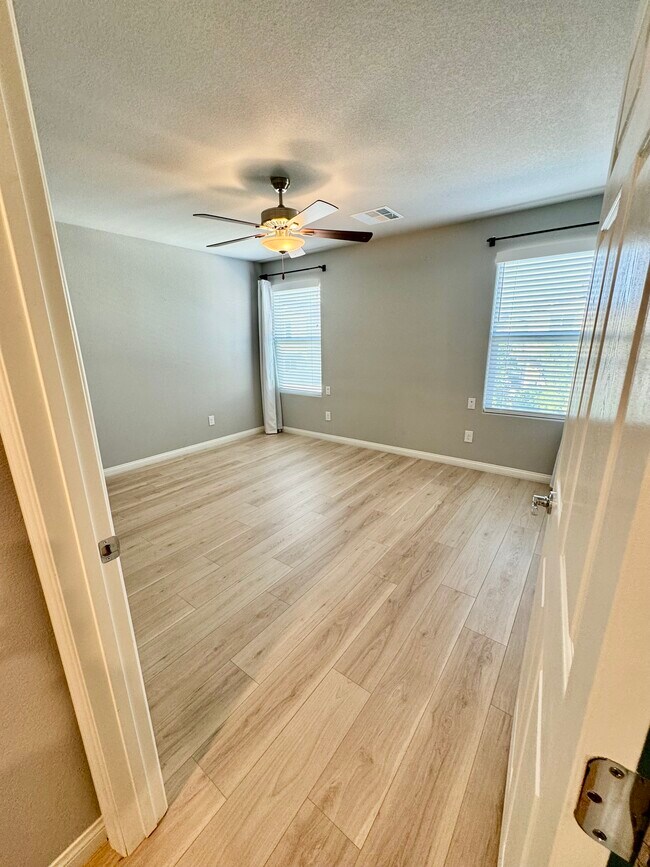 Building Photo - 4466 Zara Point Ave