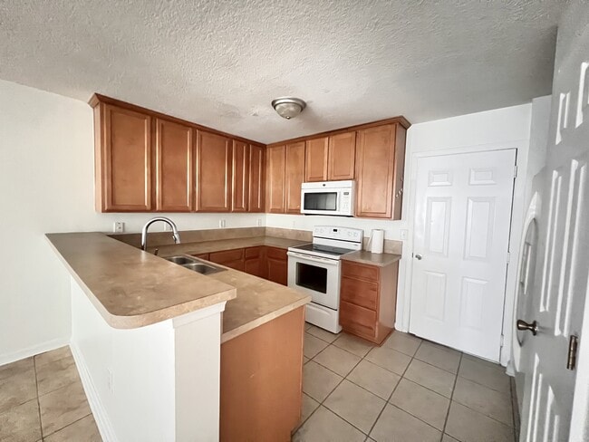 Building Photo - 302 Cherry Way