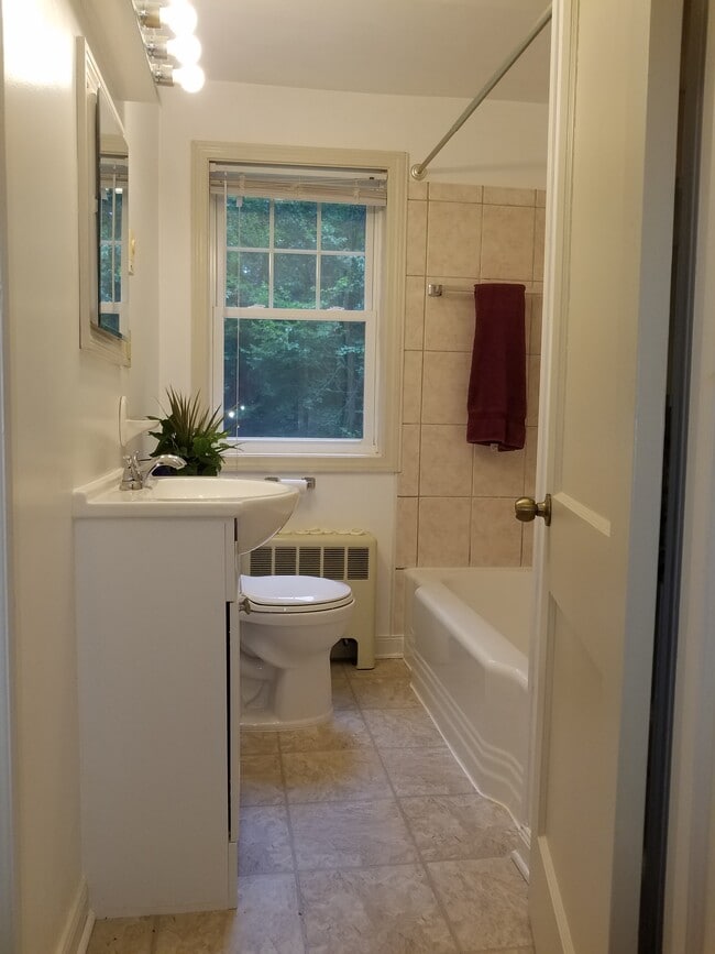 Building Photo - 68 Blatchley Ave