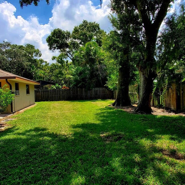 Building Photo - Location, convenience, comfort. This 4 bedroom plus den, 2 bath has it all!