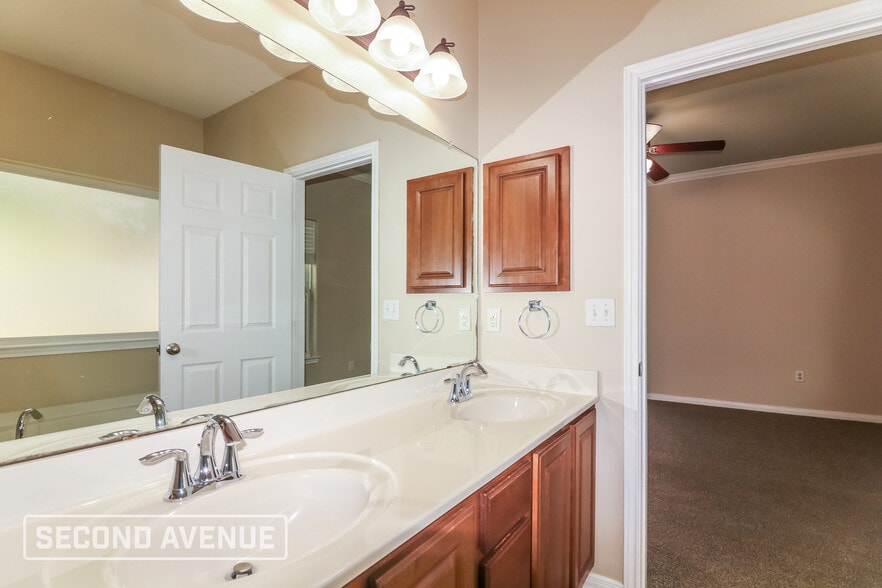 Building Photo - 1117 Livermore St