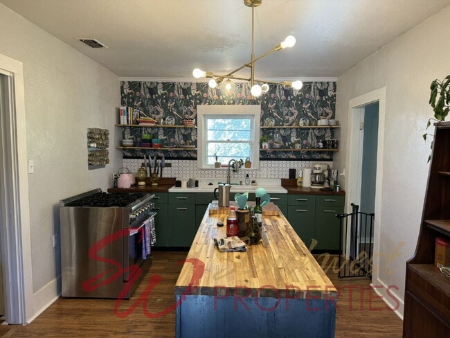 Building Photo - Delightful 2 bedroom, 2 bath with space and charm!!