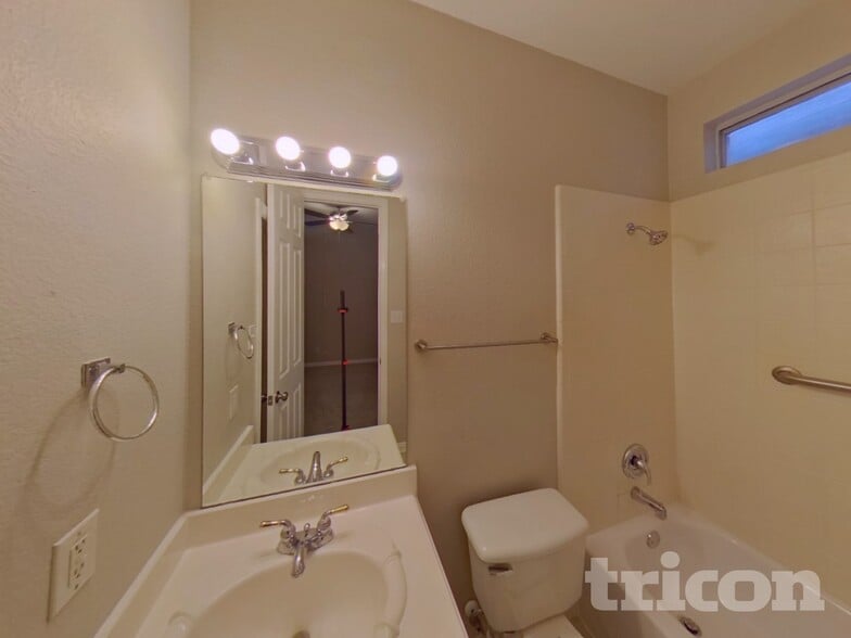 Building Photo - 1980 Creekside Dr