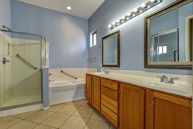 Building Photo - Beautiful Home for Rent in Granville!