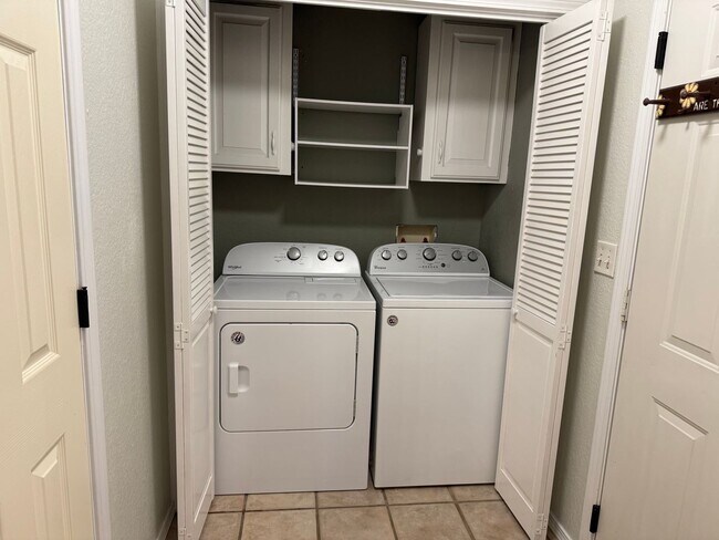 Building Photo - Immaculate home in Gentry close to schools