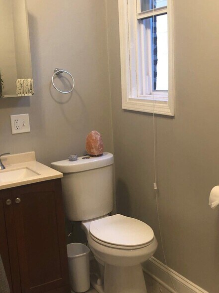 Building Photo - 2245 W Shakespeare Ave