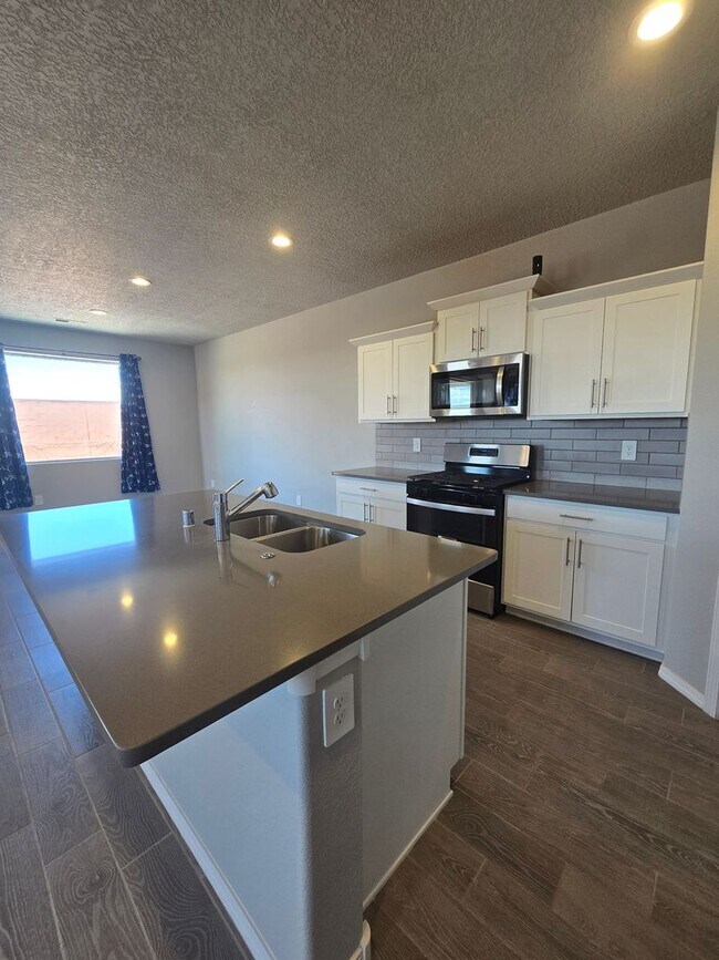 Building Photo - 4 bedroom in Los Diamantes