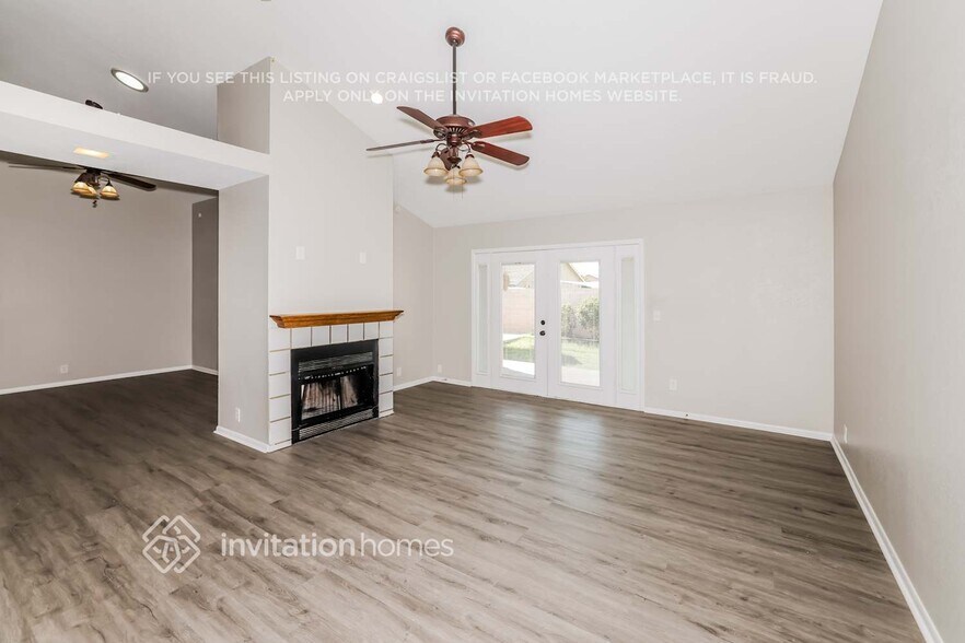 Building Photo - 7125 W Laurel Ln