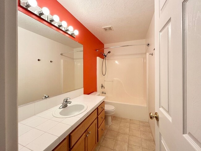 Building Photo - Cozy 4 Bed, 2.5 Bath House!