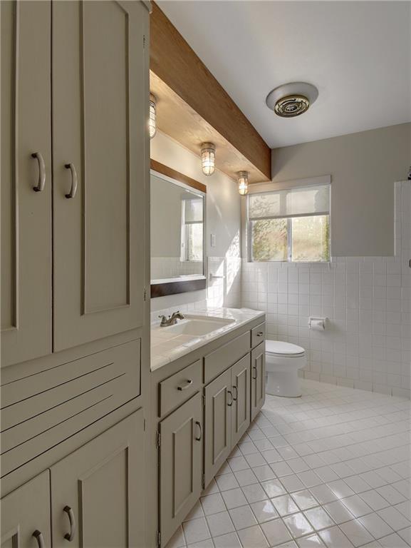 Building Photo - 3005 White Rock Dr