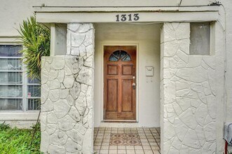 Building Photo - 3 BR / 3 BA + Patio + Parking AVAIL 8/1