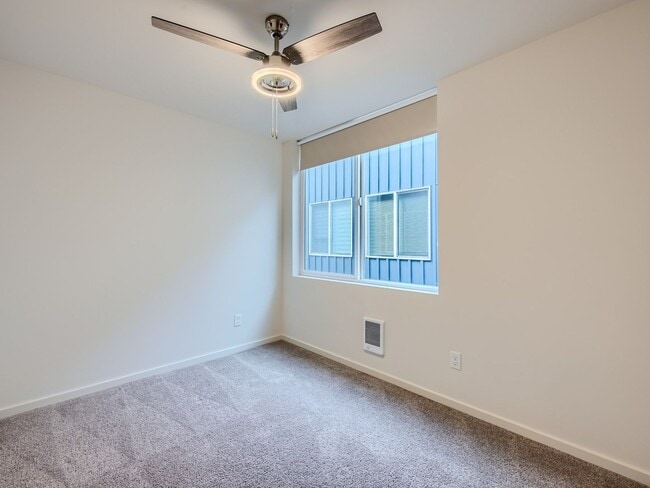 Building Photo - Modern 3bed/2bath Townhome in Rainer Valley Neighborhood!