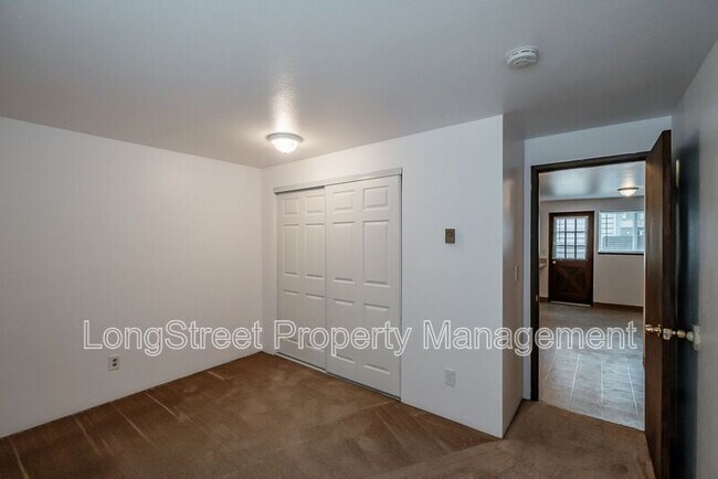 Building Photo - 1950 NW Hayes Ave