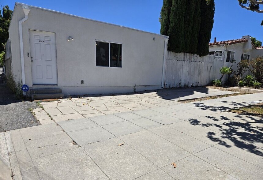 Building Photo - 300 S La Peer Dr