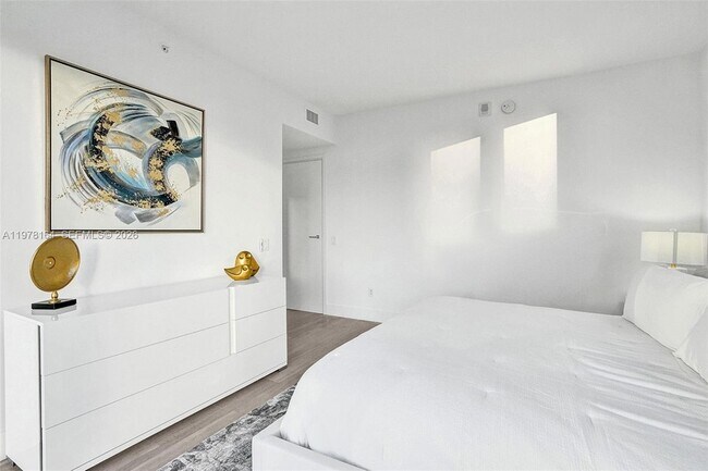 Building Photo - 1300 Brickell Bay Dr