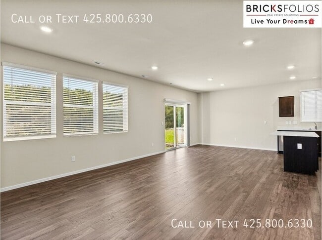 Building Photo - Inviting Home in Port Orchard with a Perfe...